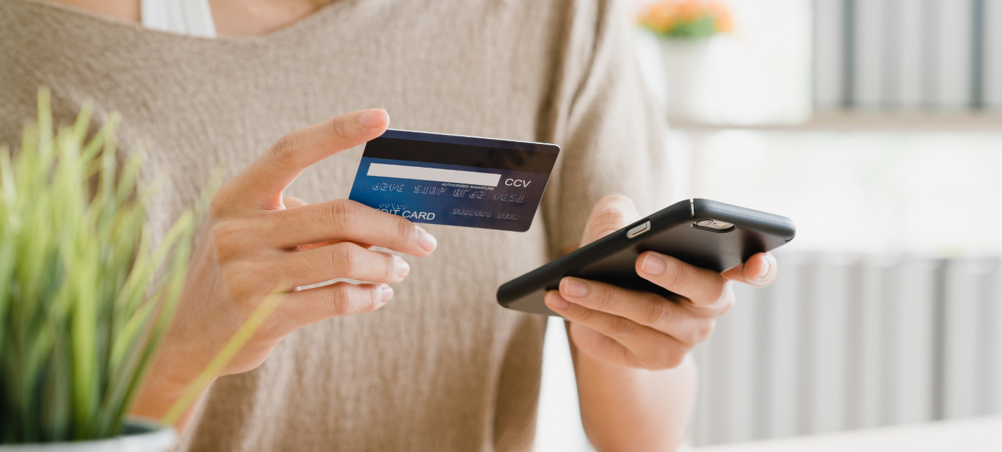 Pessoa a pagar algo através do telemóvel.