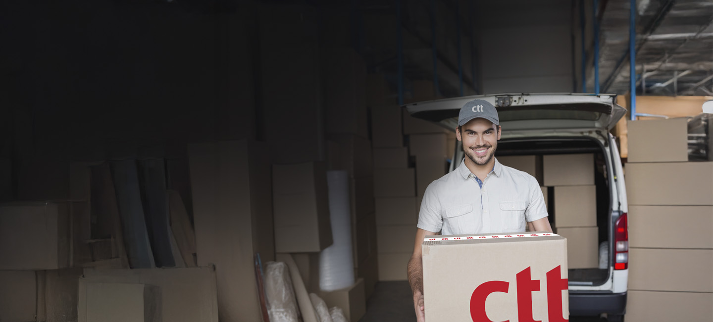 estafeta a carregar encomendas expresso de uma carrinha.