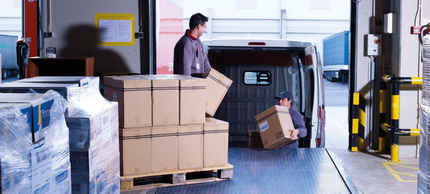 Recolha de encomendas e carga para uma carrinha.