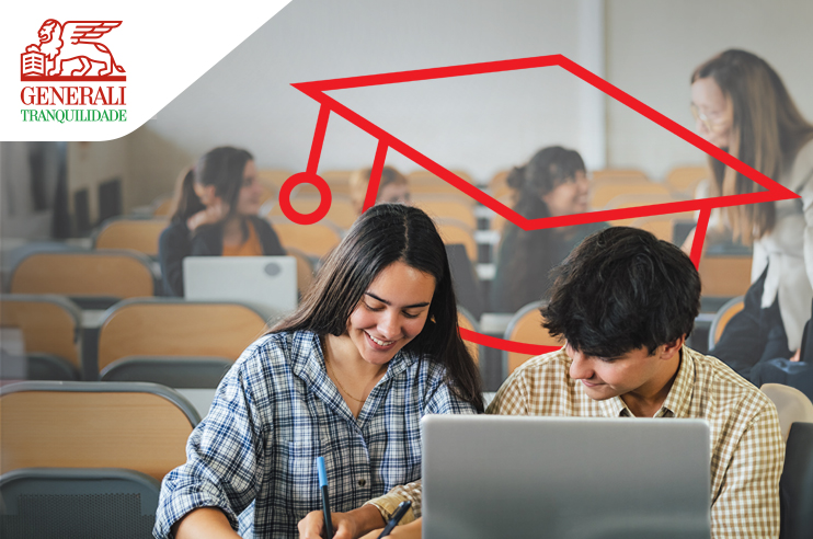2 alunos a estudar, protegidos pelo Seguro Estudar no Estrangeiro.