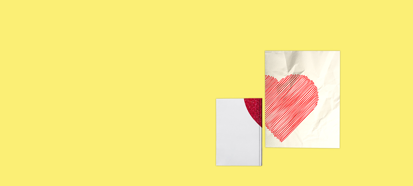 Dois papéis que juntos formam um coração vermelho sobre um fundo amarelo.