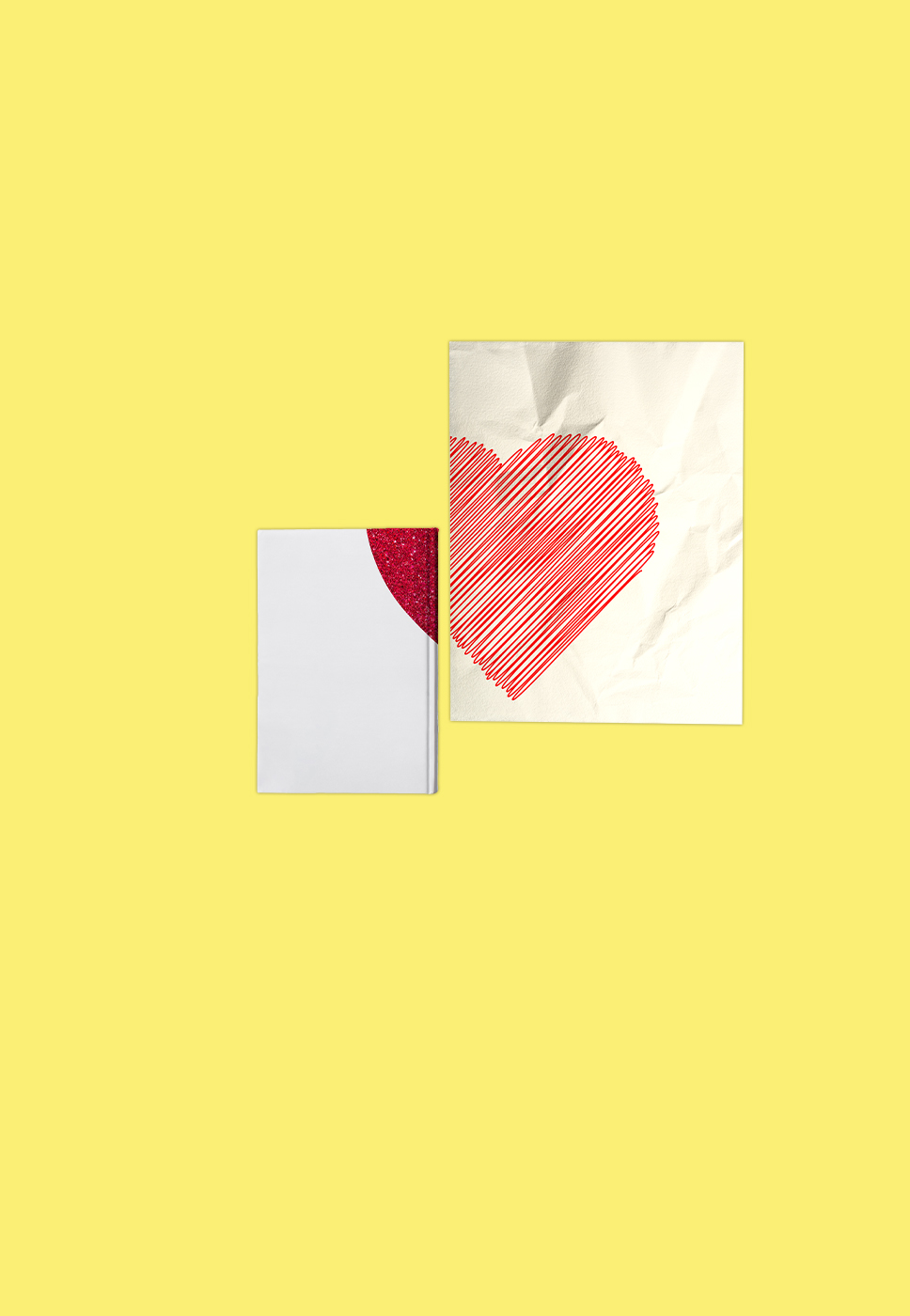 Dois papéis que juntos formam um coração vermelho sobre um fundo amarelo.